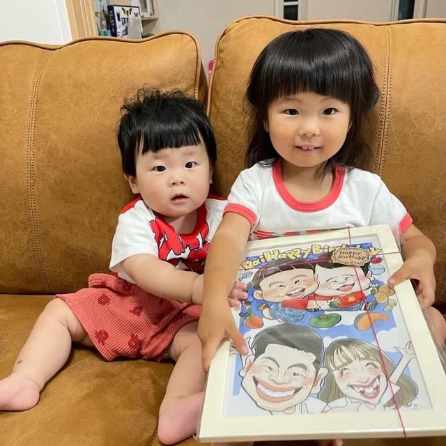 似顔絵を手にしたごきょうだい